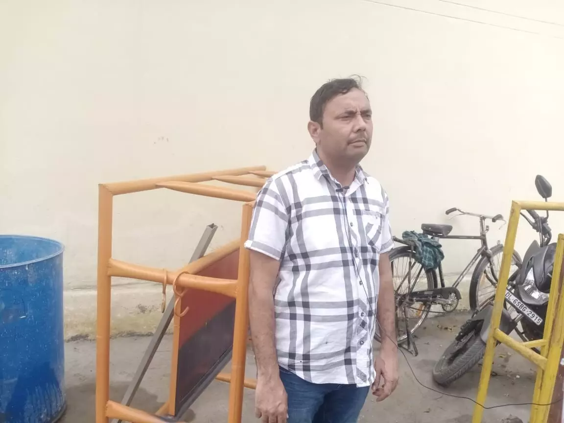 रिश्वत लेते हुए वन विभाग का अफसर गिरफ्तार रिश्वत लेते हुए वन विभाग का अफसर गिरफ्तार