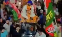 ई रिक्शा पर जुलूस निकालकर आतिशबाजी- एमएलए अतुल प्रधान पर मुकदमा ई रिक्शा पर जुलूस निकालकर आतिशबाजी- एमएलए अतुल प्रधान पर मुकदमा