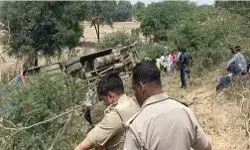 दिल्ली जा रही बस 25 फुट गहरी खाई में गिरी- छह की हालत नाजुक