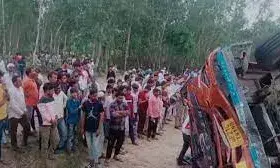 पिकअप और डीसीएम की भिड़ंत में 8 लोगों की मौत - 15 घायल