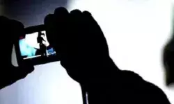 नहा रही किराएदार का मकान मालिक के बेटे ने बनाया अश्लील वीडियो