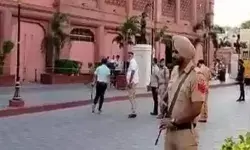 स्वर्ण मंदिर जाने वाले रास्ते पर हुआ ब्लास्ट- मचा हड़कंप स्वर्ण मंदिर जाने वाले रास्ते पर हुआ ब्लास्ट- मचा हड़कंप