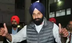 रैली में सवाल पूछते ही नेताजी ने हाथापाई कर पकड़ी लड़की की गर्दन- अब बवाल