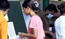 नीट परीक्षा देने पहुंची लड़कियों की ब्रा उतरवाने को लेकर खड़ा हुआ बवाल नीट परीक्षा देने पहुंची लड़कियों की ब्रा उतरवाने को लेकर खड़ा हुआ बवाल