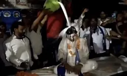 दूध से नहाते ही बोला बसपा कैंडिडेट- जिस तरह मुझे पवित्र किया है उसी.. दूध से नहाते ही बोला बसपा कैंडिडेट- जिस तरह मुझे पवित्र किया है उसी..