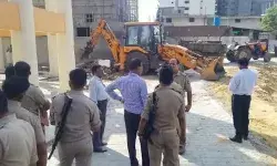 मजार पर चला बाबा का बुलडोजर- सरकारी जमीन पर बनी थी मजार मजार पर चला बाबा का बुलडोजर- सरकारी जमीन पर बनी थी मजार