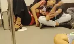 सारी हदें पार कर मेट्रो में गाडे बेशर्मी के झंडे- ऐसे की चुम्माचाटी सारी हदें पार कर मेट्रो में गाडे बेशर्मी के झंडे- ऐसे की चुम्माचाटी