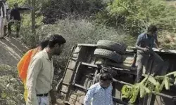 यात्रियों से भरी बस खाई में पलटी- मच गया हाहाकार यात्रियों से भरी बस खाई में पलटी- मच गया हाहाकार