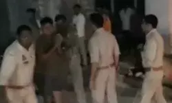 शोभा यात्रा निकालने से रोका- पुलिस पर बरसा दिए पत्थर- तोड़ दी बाइक