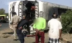फिर भारी पड़ी रफ्तार- हाईवे पर पलटी सवारियों से भरी बस- एक की मौत