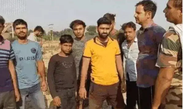 आसमान से गिरे खजूर में अटके- हाईटेंशन लाइन में उलझा पैराशूट और कमांडो