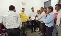 पटवारियों ने अपनी सैलरी बताई कम- सौंपा सीएम के नाम ज्ञापन