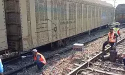 अब यहां पर बेपटरी हुई मालगाड़ी- ट्रैक से उतरे डिब्बे- ट्रेनें प्रभावित अब यहां पर बेपटरी हुई मालगाड़ी- ट्रैक से उतरे डिब्बे- ट्रेनें प्रभावित