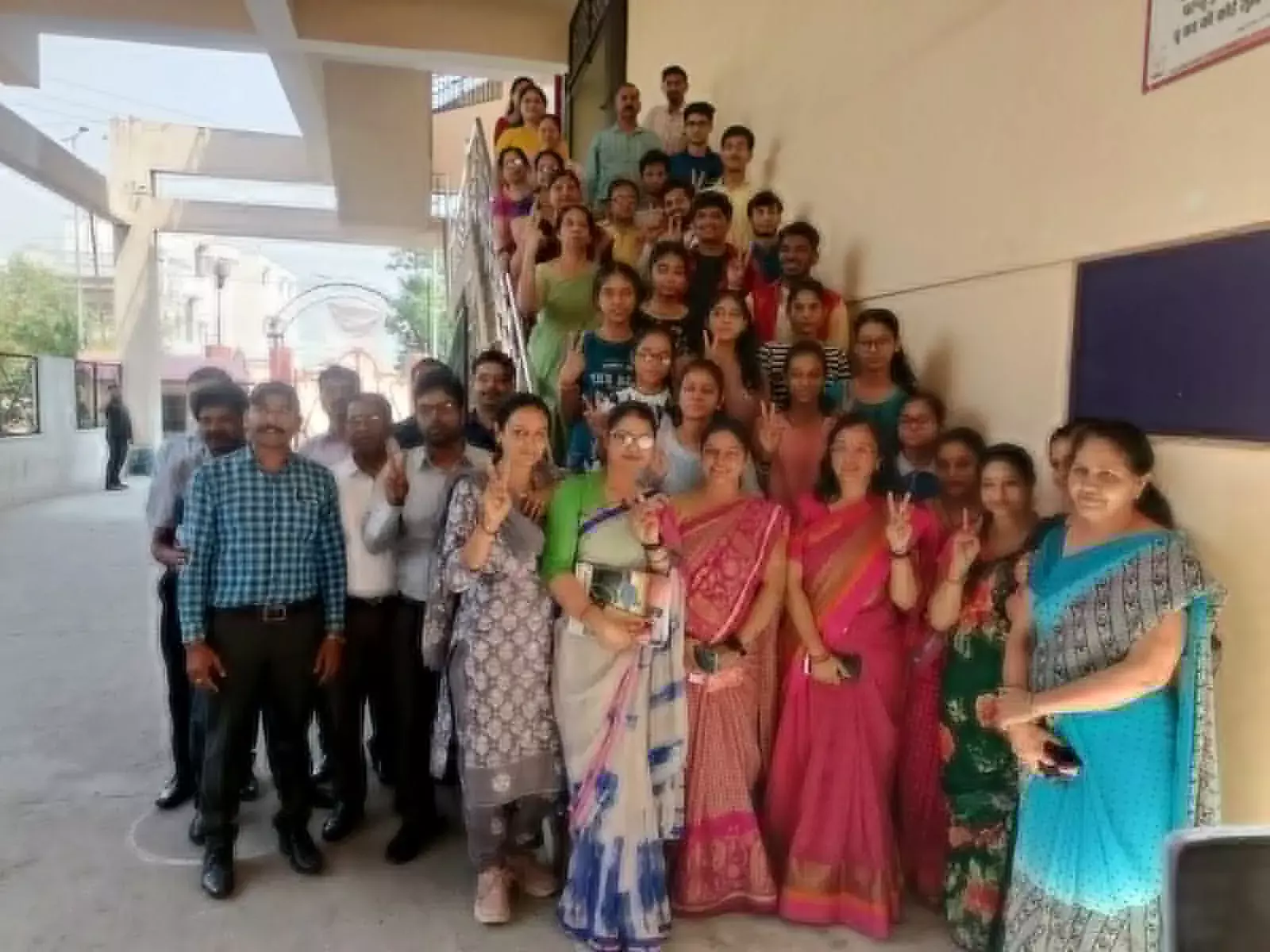 एम.जी. पब्लिक स्कूल में आनया और कुंज खुराना बने टॉपर एम.जी. पब्लिक स्कूल में आनया और कुंज खुराना बने टॉपर