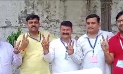 हार के बाद निर्दलीय के साथ खड़े दिखाई दिए बीजेपी नेता- हुआ साफ भाजपा..