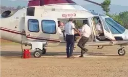 सीएम के हेलीकॉप्टर की इमरजेंसी लैंडिंग- राजभवन के हेलीपैड पर उतारा सीएम के हेलीकॉप्टर की इमरजेंसी लैंडिंग- राजभवन के हेलीपैड पर उतारा