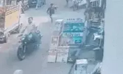 बीच बाजार दौड़ाकर मुखिया पति की गोली मारकर हत्या- लोगों में दहशत