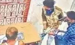 बीजेपी एमएलए के पेट्रोल पंप पर लूट- हथियारों की नोक पर लूटे 4 लाख बीजेपी एमएलए के पेट्रोल पंप पर लूट- हथियारों की नोक पर लूटे 4 लाख