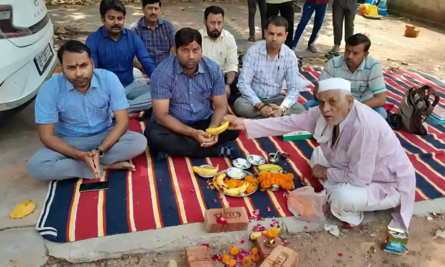 एडीएम प्रशासन द्वारा कलेक्ट्रेट परिसर में रखी गई नये मालदृखाने की नीवं