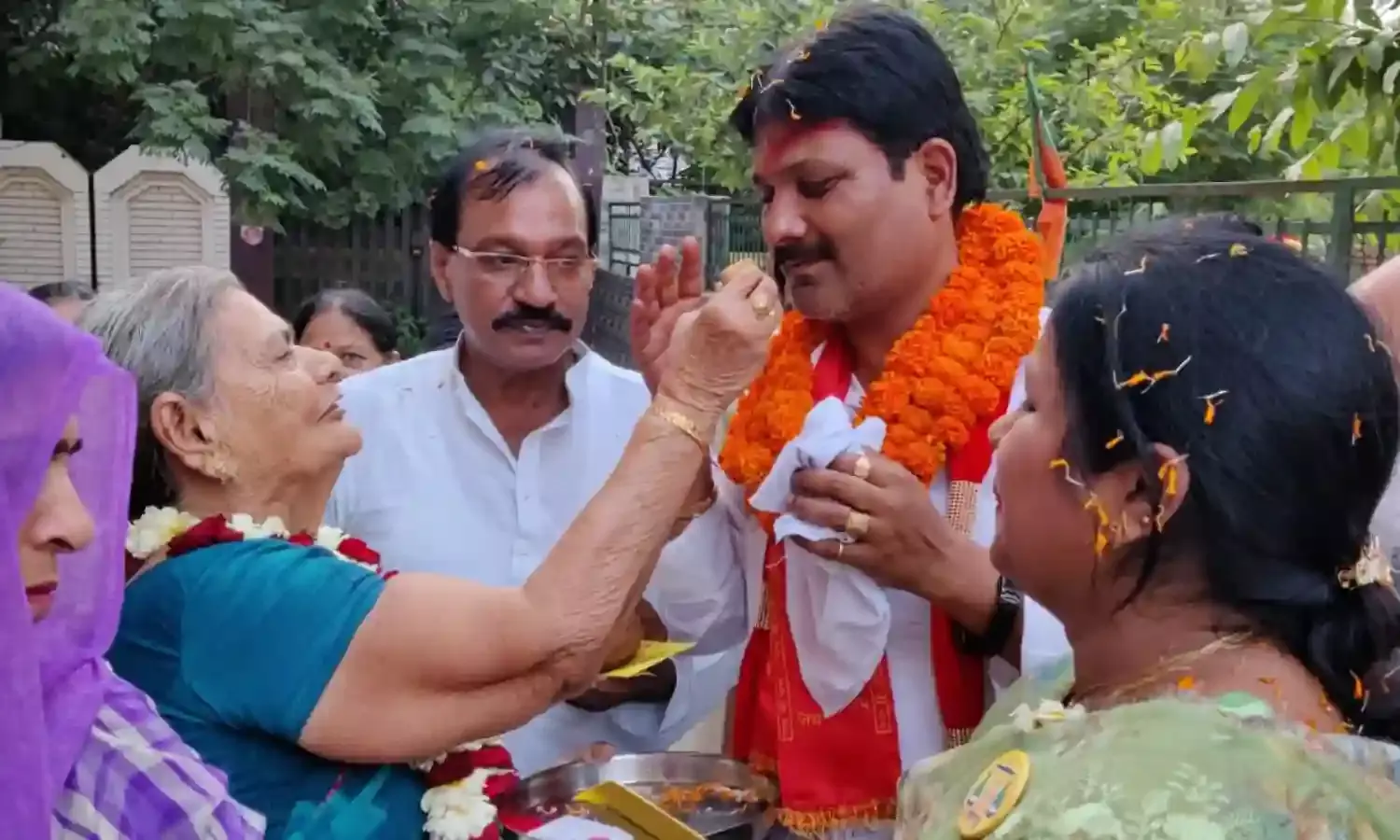 सभासद ने घर-घर जाकर किया धन्यवाद, वार्डवासियों ने गले में डाली फूल मालाएं