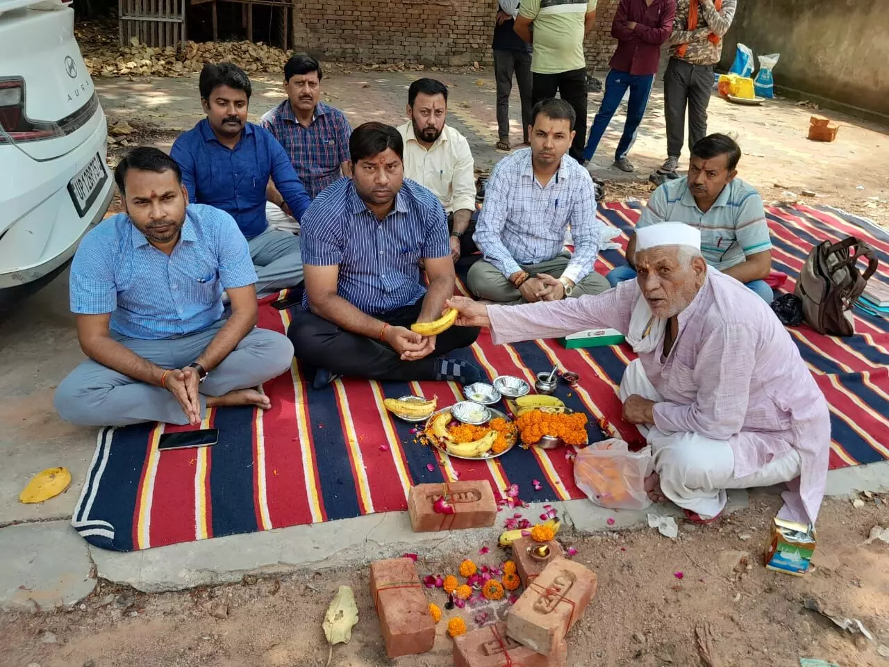 एडीएम प्रशासन द्वारा कलेक्ट्रेट परिसर में रखी गई नये मालदृखाने की नीवं