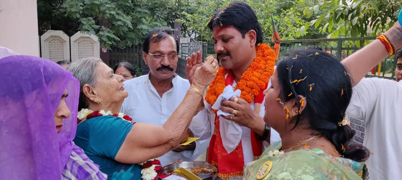 सभासद ने घर-घर जाकर किया धन्यवाद, वार्डवासियों ने गले में डाली फूल मालाएं