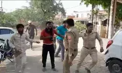 खनन माफियाओं का पुलिस चौकी में ही मारपीट का वीडियो वायरल खनन माफियाओं का पुलिस चौकी में ही मारपीट का वीडियो वायरल