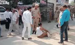 कलेक्टर ऑफिस के सामने अधिवक्ताओं ने दिया धरना- थानाध्यक्ष पर लगाया आरोप