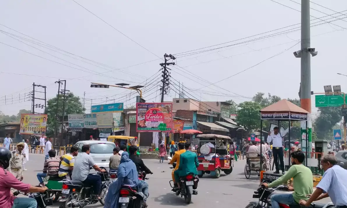ड्यूटीः हर मौसम को अपने सिर पर ओढ़े हैं ट्रैफिक पुलिसकर्मी