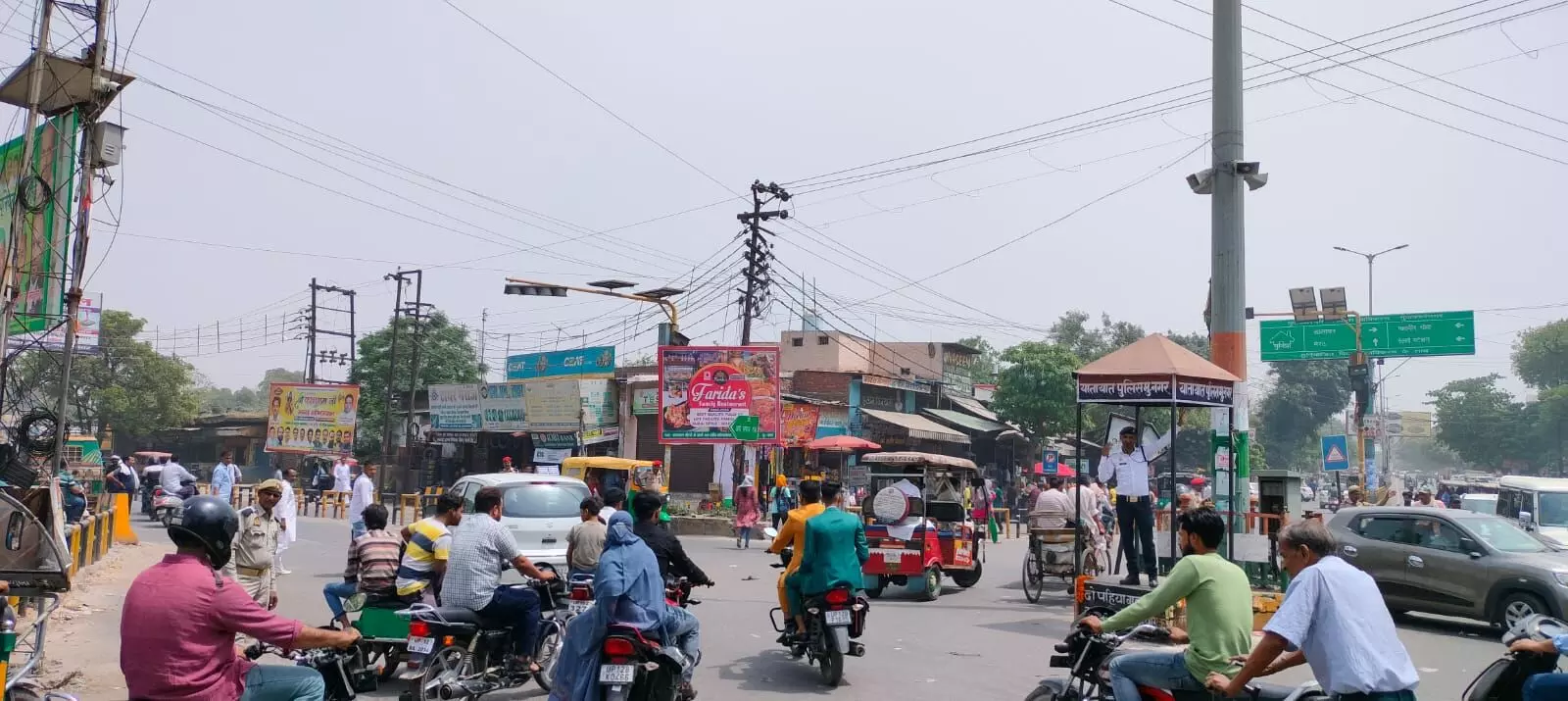 ड्यूटीः हर मौसम को अपने सिर पर ओढ़े हैं ट्रैफिक पुलिसकर्मी ड्यूटीः हर मौसम को अपने सिर पर ओढ़े हैं ट्रैफिक पुलिसकर्मी