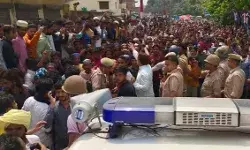 सड़कों पर उतरे हुजूम ने काटा बवाल- फांसी दो फांसी दो के नारे सड़कों पर उतरे हुजूम ने काटा बवाल- फांसी दो फांसी दो के नारे