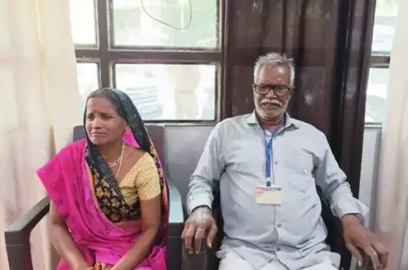 लोकभवन के सामने दंपत्ति ने छिडका पेट्रोल- आत्मदाह का प्रयास लोकभवन के सामने दंपत्ति ने छिडका पेट्रोल- आत्मदाह का प्रयास