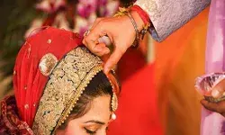 चाचा ने रचाई भतीजी से शादी- गांव के बाहर ग्रामीण लट्ठ लेकर तैयार चाचा ने रचाई भतीजी से शादी- गांव के बाहर ग्रामीण लट्ठ लेकर तैयार