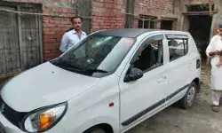 घर के बाहर खड़ी कार में तोड़फोड़- शीशे कर दिए चकनाचूर