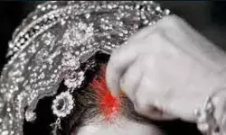 सिरफिरे आशिक ने स्टेज पर दूल्हे के सामने दुल्हन की मांग में भरा सिंदूर सिरफिरे आशिक ने स्टेज पर दूल्हे के सामने दुल्हन की मांग में भरा सिंदूर