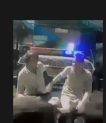 जलवा है भाई जलवा- पुलिस जीप की बोनट पर बनाई रील- हो रही फजीहत जलवा है भाई जलवा- पुलिस जीप की बोनट पर बनाई रील- हो रही फजीहत