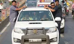 BJP MP, मंत्री व धीरेंद्र शास्त्री ने नहीं बांधी सीट बेल्ट- अब हुआ..