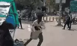 नाराज युवक ने सुपरवाइजर को दौड़ाया- समोसे की चटनी से कराया स्नान नाराज युवक ने सुपरवाइजर को दौड़ाया- समोसे की चटनी से कराया स्नान