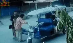 कहां गई मानवता- ई रिक्शा में बेहोश होकर गिरे युवक को सडक पर फेंका कहां गई मानवता- ई रिक्शा में बेहोश होकर गिरे युवक को सडक पर फेंका