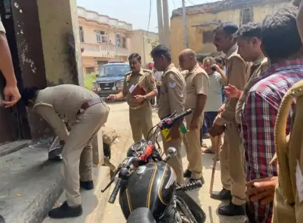 दुकान पर सामान खरीद रहे युवक पर बरसाई ताबड़तोड़ गोलियां