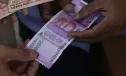 नोटबंदी का साइड इफेक्ट- 2000 का नोट देते ही सवारी पर टूट पड़ा ऑटो चालक नोटबंदी का साइड इफेक्ट- 2000 का नोट देते ही सवारी पर टूट पड़ा ऑटो चालक