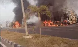 टक्कर के बाद ट्रक ट्रेलर में लगी आग- ड्राइवर झुलसे- सड़क पर जाम टक्कर के बाद ट्रक ट्रेलर में लगी आग- ड्राइवर झुलसे- सड़क पर जाम