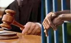 दुस्साहस- अर्दली से हाथापाई कर युवक अदालत से फाइल लेकर भागा दुस्साहस- अर्दली से हाथापाई कर युवक अदालत से फाइल लेकर भागा