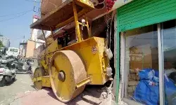 मूड बदलते ही बेलगाम घोड़े की तरह दौड़ा रोड रोलर- दीवार तोड़ घुसा..