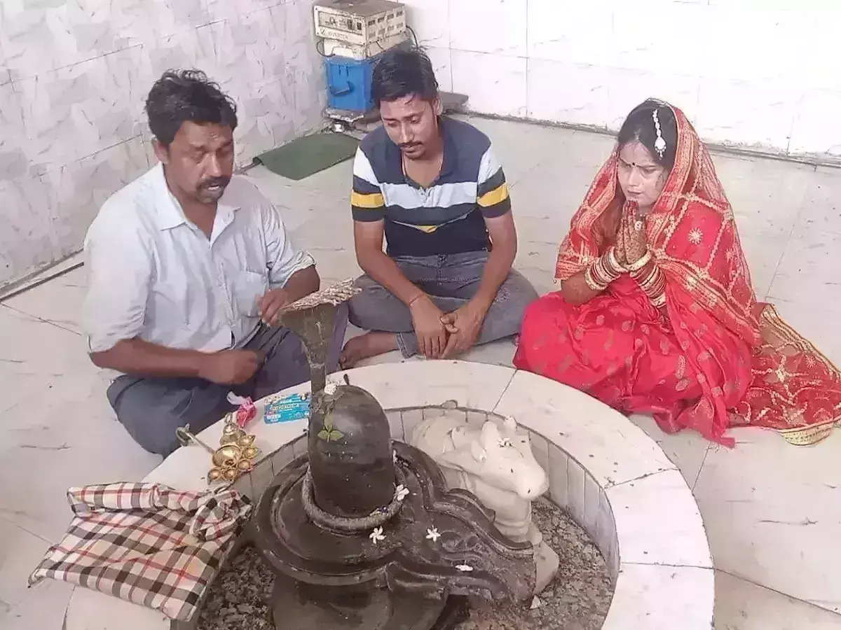 मंडप छोड़ बस से भागे दूल्हे को पीछा कर दुल्हन ने दबोचा- रचाया ब्याह मंडप छोड़ बस से भागे दूल्हे को पीछा कर दुल्हन ने दबोचा- रचाया ब्याह