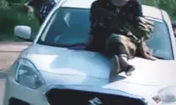 डर के आगे जीत के लिए युवतियों का खतरनाक स्टंट- इनाम के बजाय मिला चालान डर के आगे जीत के लिए युवतियों का खतरनाक स्टंट- इनाम के बजाय मिला चालान