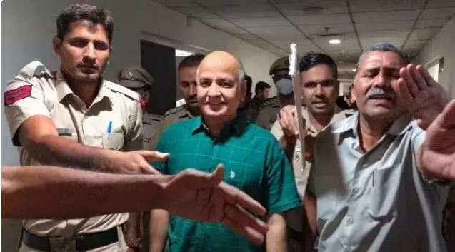 डिप्टी सीएम रहे सिसोदिया को फिर झटका- अध्यादेश पर बोलते ही पुलिस ने