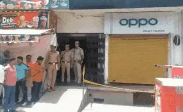 मोबाइल शॉप कारोबारी को दुकान में घुसकर मारी गोली- लोगों में दहशत मोबाइल शॉप कारोबारी को दुकान में घुसकर मारी गोली- लोगों में दहशत