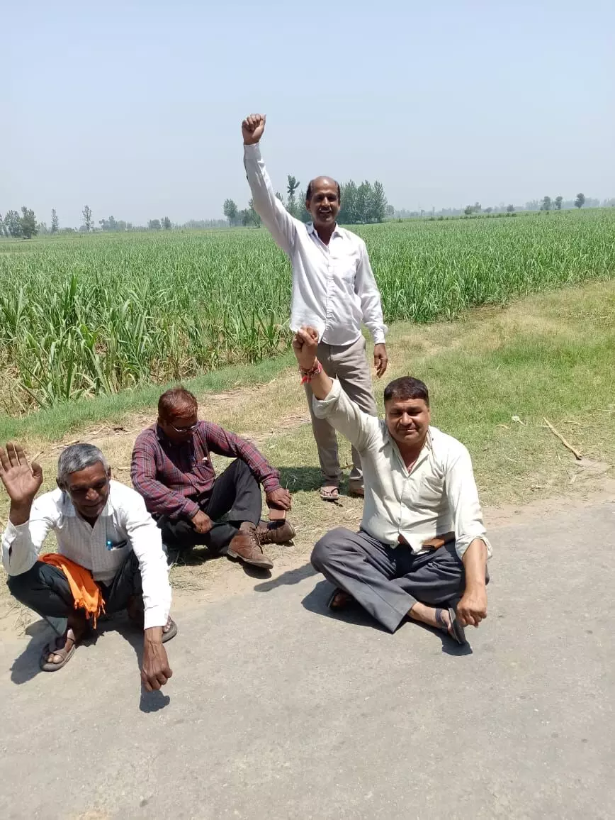 माइनर में पानी नहीं आने पर पतरोल को धूप में बिठाया- अफसरों के.. माइनर में पानी नहीं आने पर पतरोल को धूप में बिठाया- अफसरों के..
