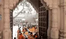 मंदिर में रुपए लेकर स्पर्श दर्शन कराने वाले 2 कर्मचारी रंगे हाथ पकड़े